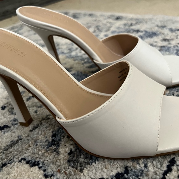 Like new white heeled sandals - Picture 1 of 9